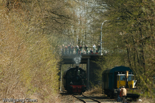 Der Eröffnungszug fährt am Boxberg in den Bahnhof Waldbröl ein.