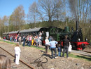 Das ist er: Der erste Zug nach Waldbröl seit 1994 und gleichzeitig die erste Fahrt des "Bergischen Löwen" (Dampflok "Waldbröl" mit drei "Donnerbüchsen", Bahnhof Oberwiehl).