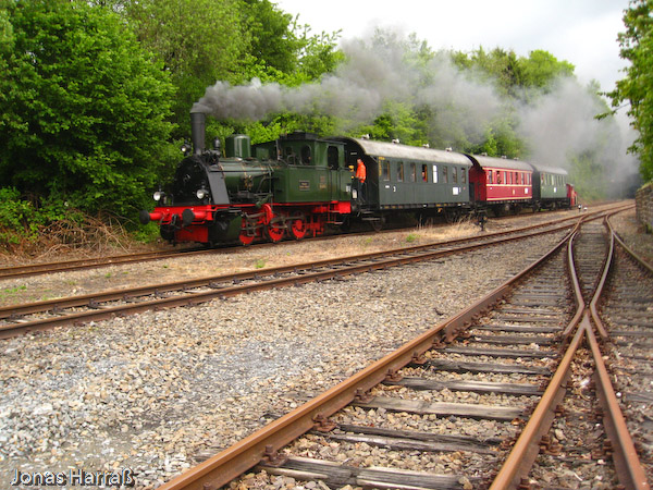 Nicht fehlen darf natürlich der Dampfzug des Eisenbahnmuseums Dieringhausen mit der "Waldbröl", der als "Bergischer Löwe" zwischen Waldbröl und Wiehl pendelt.
