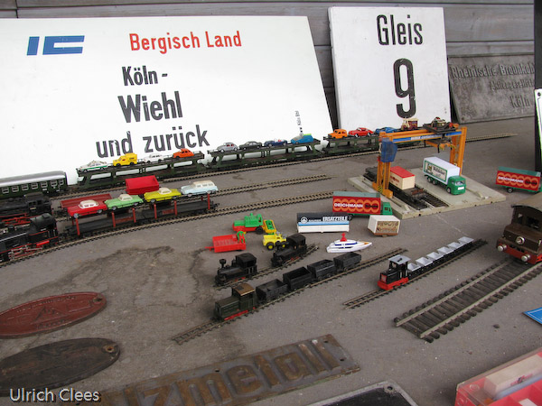 Auch die "Devotionalienhändler" haben sich auf das Thema Transport eingestellt.