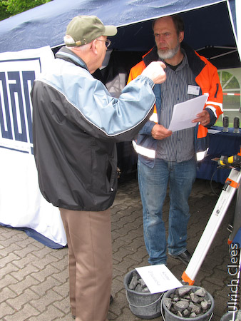 Über den Grauwackeabbau gestern und heute informiert Sprengmeister Roland Wernicke am Stand der Basalt AG Linz.