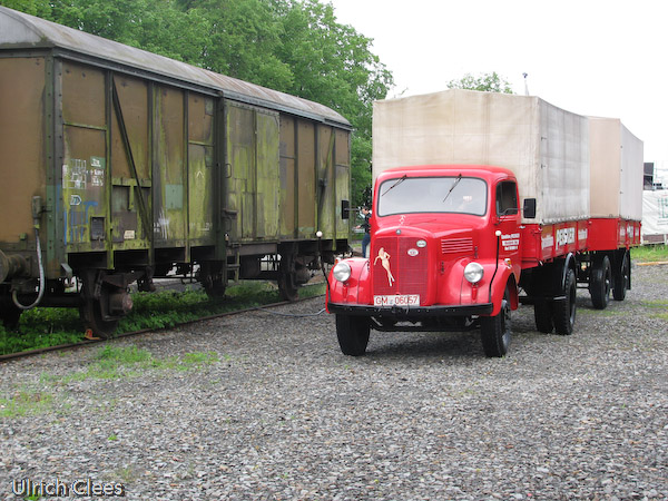 Sonntag, 30. Mai 2010: Der Tag des Brecher- und Transportfestes. Die Straßen-Exponate stellen sich auf. Ein besonderer Publikumsliebling ist der Mercedes-Hängerzug der Spedition Peisker aus Waldbröl.
