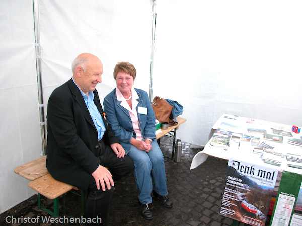 Die Menschen zur Stimme: Viele Gäste der Wiehltalbahn und des "Bergischen Löwen" kennen Ingrid und Klaus-werner Müller als Betreuer des Infotelefons. Beim Fest waren sie als Schaffner und Infostandbetreuer im Einsatz.
