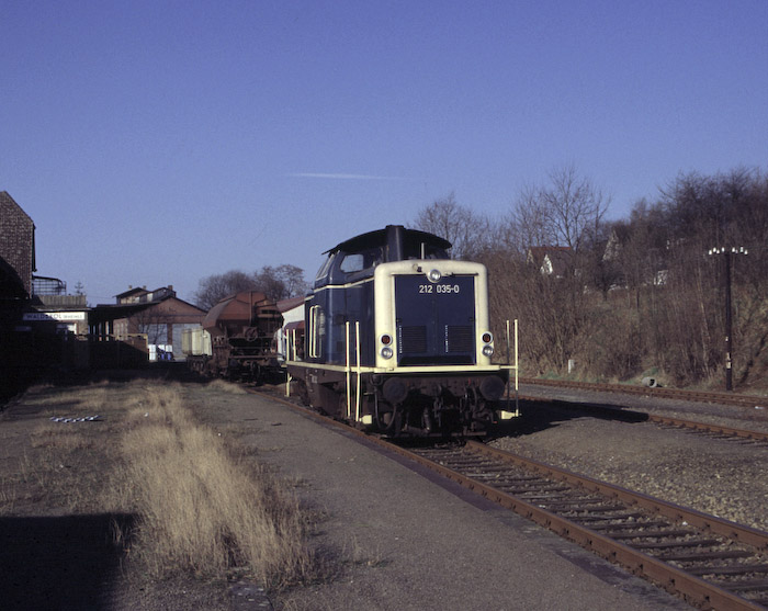 Wollte man als Waldbröler einen Güterzug fotografieren, führte der erste Weg zur Raiffeisen-Genossenschaft, denn dort wusste man meistens, ob und wann ein Zug kommen würde. So auch am 27. März 1991. Und auch an diesem Tag ist das Personal sehr freundlich: Nach Morsbach mitfahren? Komm rauf! (Alle Fotos dieser Galerie: Ulrich Clees).