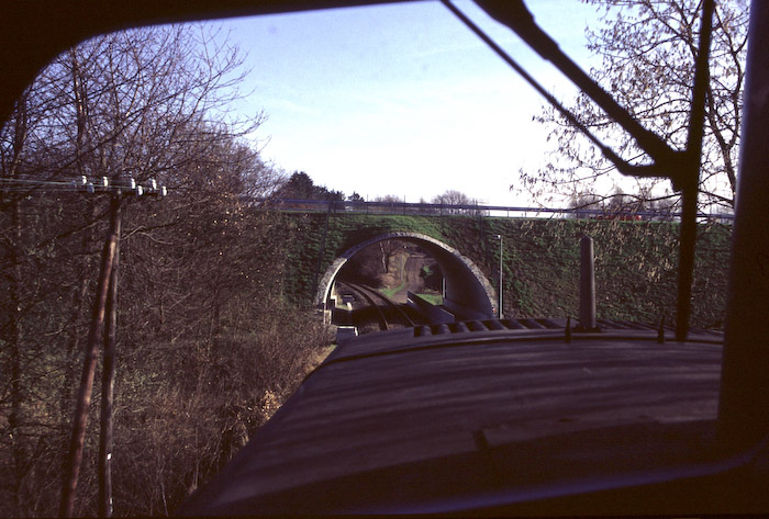 Zwischen Waldbröl und Hermesdorf wurde kurz zuvor eine neue Straße samt Röhre für die Bahn gebaut.