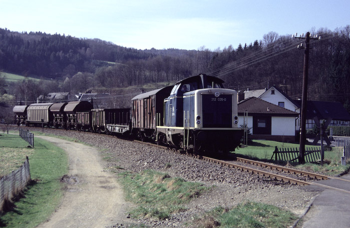 In Weiershagen verabschieden wir uns von diesem Zug, der nun weiter nach Dieringhausen und letztlich nach Köln fährt.