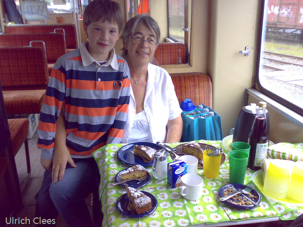 "Darf ich mit meinem Enkel seinen Geburtstag im Zug feiern?", fragte uns eines Tags diese Dame. "Klar", sagten wir, und rechneten nicht damit, dass sie gleich ein ganzes Buffett im Zug aufbauen würde. Eine wirklich originelle Geburtstagsfeier!