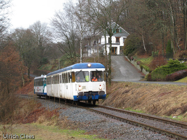 Egal welches Wetter ist, an Rosenmontag sind die Züge voll. Hier am Eröffnungstag, Montag, 23. Februar 2009, mit dem Wiehltalbahn-Steuerwagen VS235 und dem Wiehltalnbahn-Triebwagen VT1 hinten.