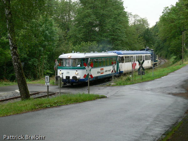 Eine ungewohnte Zuggarnitur war zum Gummersbacher Stadtjubiläum unterwegs: Unser Zug wurde ergänzt 261 671 der Aggerbahn.
