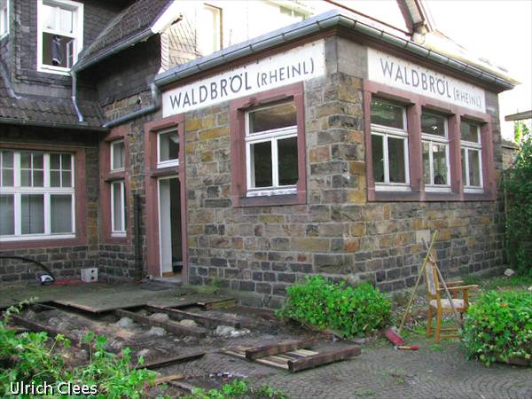 Ein Quantensprung für unsere (Vereins-) Arbeit wa die Anmietung der ehemaligen Diensträume des Bahnhofs Waldbröl. In der einstigen Fahrkartenausgabe und dem Stellwerksanbau haben wir nun Räume für unsere Treffen, aber auch für Ausstellungen und als Wartesaal.