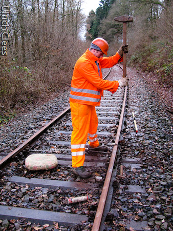 Eine ganz neue Profession hat sich unsere Rotte im Richten von Schienenstößen erworben.