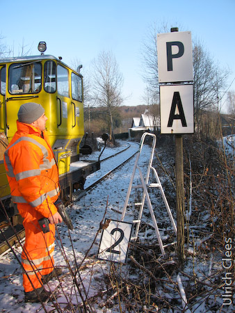 Vor einem Jahr wurden die Vorschriften zur Bahnübergangs-Signalisierung geändert. Viele Stunden Arbeit und ein vierstelliger Betrag für neue Signaltafeln waren auch auf der Wiehltalbahn nötig, um die Signalisierung anzupassen. Hier bereitet der örtliche Betriebsleiter Wolf-Peter Rosenthal in Hermesdorf den Austausch einer Tafel vor ...