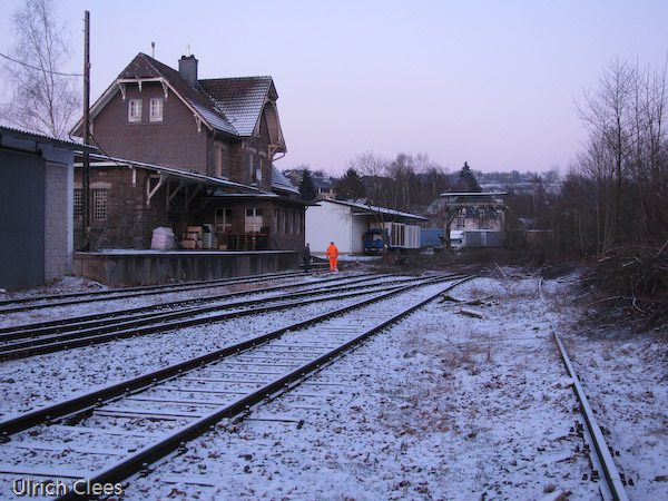 Dass aus dem Urwald dank einiger Morsbacher Aktiver in kurzer Zeit wieder ein Bahnhofsgelände wurde, motiviert für die Arbeiten auf diesem Streckenabschnitt. Und mit diesem hoffnungsfrohen Ausblick und einem Dank an alle Fotografen, die ihre Bilder zur Verfügung gestellt haben, endet der Jahresrückblick 2009. Das soll aber noch erwähnt werden: Je mehr Sie mitarbeiten, desto schneller geht es voran! Den Termin des nächsten Arbeitseinsatzes finden Sie auf der Startseite unserer Website.