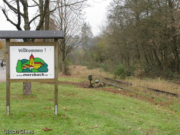 Ziemlich genau zwei Monate liegen zwischen diesen beiden Bilder: Der Bahnhof Morsbach im Oktober 2009 ...